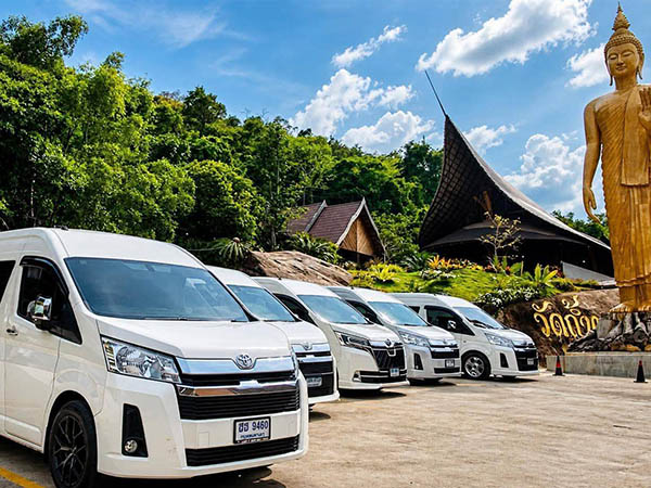 รถตู้ VIP จอดหน้าวัดในยามเย็น