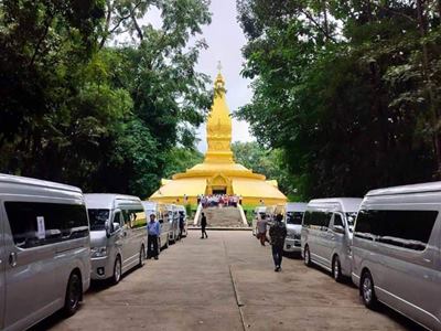 ขบวนรถตู้จอดที่ทางเดินสู่พระธาตุสีทอง