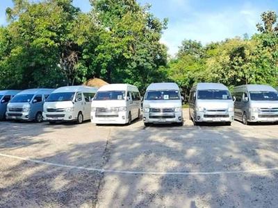 ภายในรถตู้ VIP พร้อมไฟตกแต่งบนเพดาน