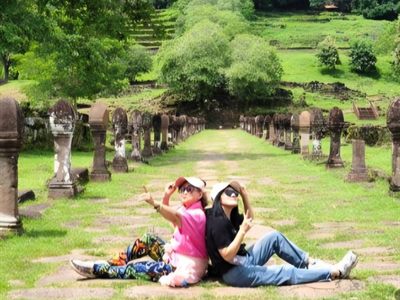 ลูกค้าถ่ายรูปคู่บนทางเดินเสานางเรียง ปราสาทวัดพู จำปาสัก สปป.ลาว
